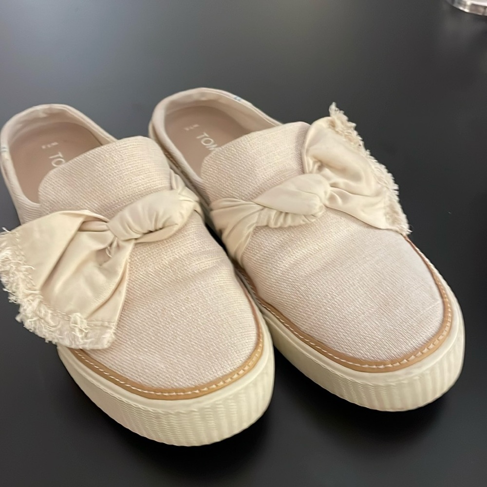 Toms beige slip on mules